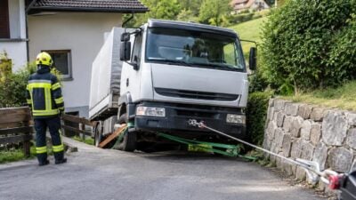 Klein-LKW in Schönberg wieder auf Straße gebracht