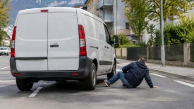 Kleintransporter stößt Fußgänger in Innsbruck-Arzl zu Boden