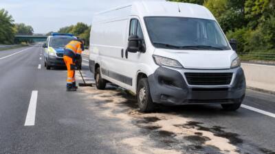 Kleintransporter verliert Diesel auf S35 bei Laufnitzdorf