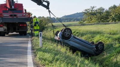Kleinwagen landet auf der L73