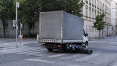 Leichtmotorradlenker bei Kreuzungsunfall in Wien schwer verletzt