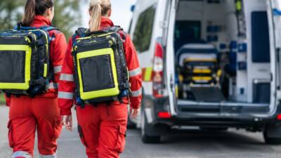 Lenker verliert Bewusstsein: Fahrzeug kracht bei Warmbad gegen Baum