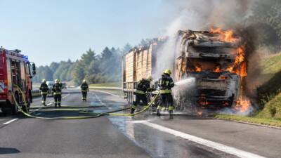 Lkw-Brand auf der A21: Autobahn zeitweise voll gesperrt