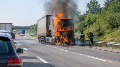 Lkw-Brand auf der A21: Autobahn zeitweise voll gesperrt