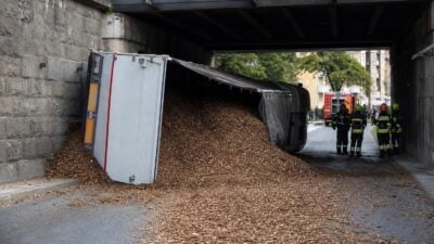 Hackgut-Lkw kippt in Villach um – Suche nach möglicher Radfahrerin erfolglos