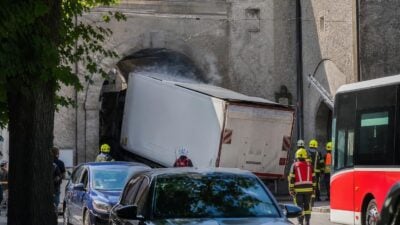 Lkw im Klausentor festgefahren, Oberleitung wohl beschädigt