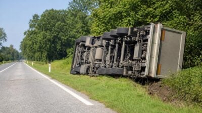 LKW kippt nach Kollision auf B134 im Bezirk Eferding um