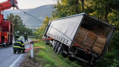 Lkw mit Äpfeln kommt in Trössengraben von L246 ab
