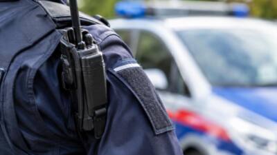 Lkw mit Bauschutt kippt in Wattens im Kreisverkehr um