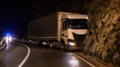Lkw prallt auf B78 gegen Felsen: Lenker leicht verletzt