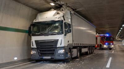 Lkw prallt auf S10 gegen Tunneldecke, zwei Leichtverletzte