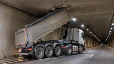 Lkw prallt in Fließ gegen Tunneldecke, nachdem Mulde am Portal hängen blieb