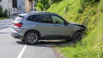 Mädchen bei Pkw-Kollision in Pfafflar am Kopf verletzt