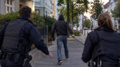 Mann geht mit Eisenstange auf Polizisten in Hernals los