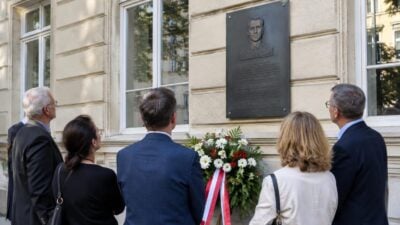 Mariahilf: Gedenktafel erinnert an Lothar Dirmhirn