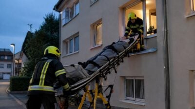 Medizinischer Notfall in Preding: Person aus Obergeschoss getragen