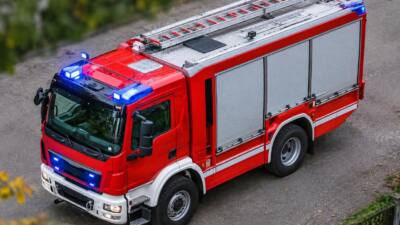 Mopedauto bleibt mit Vorderrädern in Künette stecken in Tribuswinkel