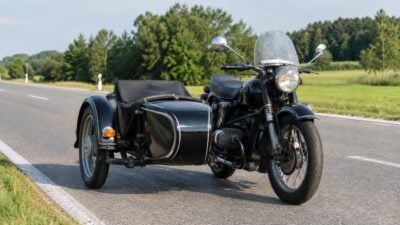 Motorrad mit Beiwagen kollidiert in Riederberg mit Pkw