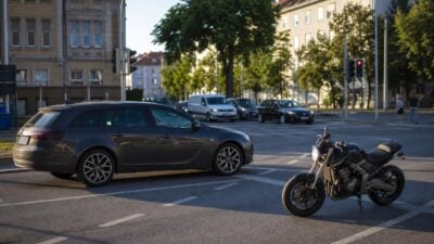 Motorrad und Pkw kollidieren in Klagenfurt
