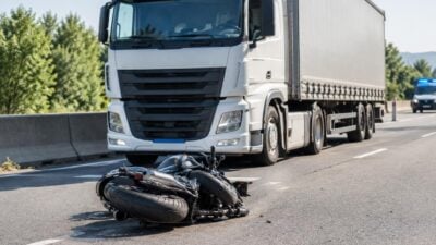 Motorradfahrer in Hörbranz bei Sattelzug-Unfall schwer verletzt