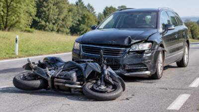 Motorradfahrer kollidiert in Kleinzell mit Pkw und wird schwer verletzt