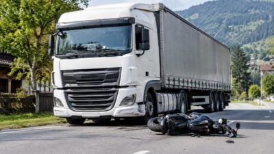 Motorradfahrer kollidiert in Fügen mit Lkw