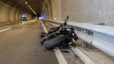 Motorradfahrer prallt in Sölden gegen Tunnelwand und Leitschiene