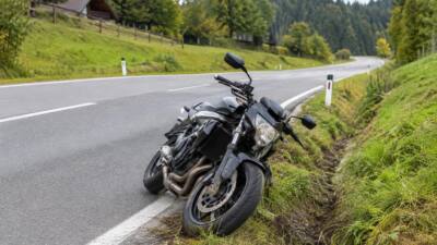 Motorradfahrer stürzt bei Preitenegg in Straßengraben