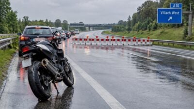 Motorradfahrerin auf A10 bei Villach West schwer verletzt