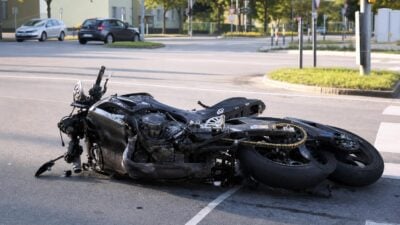 Motorradfahrerin bei Kreuzungsunfall in Innsbruck verletzt