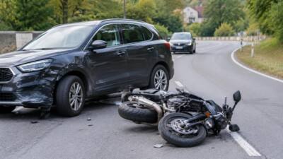 Motorradlenker bei Kollision auf B44 in Purkersdorf verletzt