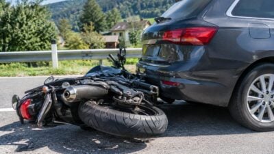 Motorradlenker fährt in Möderbrugg auf Pkw auf und wird schwer verletzt