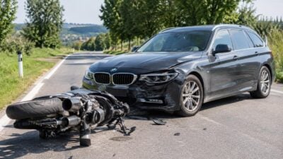 Motorradlenker nach Kollision auf B17 verletzt