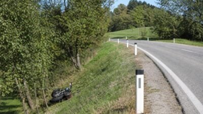 Motorradlenker prallt auf L35 gegen Baum