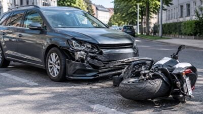 Motorradlenkerin bei Kreuzungsunfall in Klagenfurt schwer verletzt
