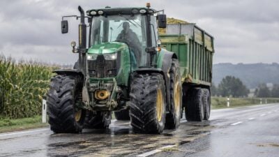 ÖAMTC warnt in der Erntezeit vor Straßenrisiken