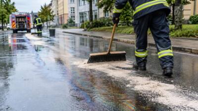 Ölfilm auf regennasser Straße alarmiert Feuerwehren im Bezirk Amstetten