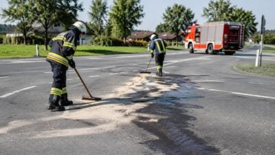 Ölfleck auf der B137 in Schlüßlberg abgesichert
