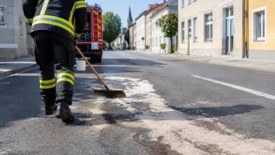 Ölspur in Frauenkirchen von Feuerwehr beseitigt