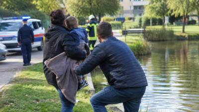 Passant holt Mutter und Zweijährigen aus Teich in Graz