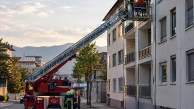 Patient mit Drehleiter aus Gebäude in Imst geborgen