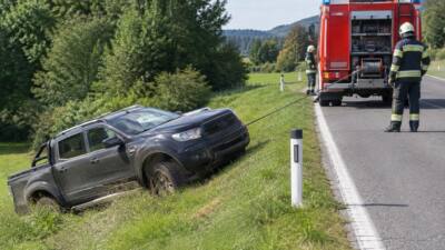 Pick-up kommt bei Oberhaus von der B320 ab