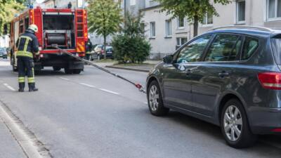 Pkw-Bergung im Bereich der Bründlgasse: Feuerwehr zieht Auto zurück