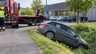 Pkw-Bergung in Alland: Feuerwehr befreit Fahrzeug aus Graben