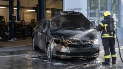 Pkw-Brand in Innsbrucker Werkstatt: Angestellter eingeliefert