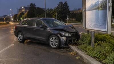 Pkw-Diebstahl in Pasching: Auto prallt in Linz gegen Plakatwand