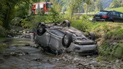 Pkw durchbricht Brückengeländer in Thurn und landet im Bachbett