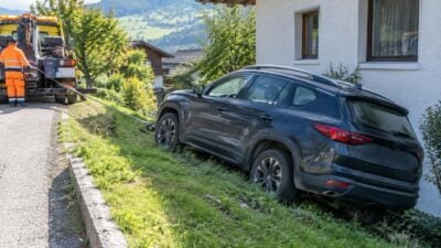 Pkw durchschlägt Außenwand eines Wohnhauses in Piesendorf