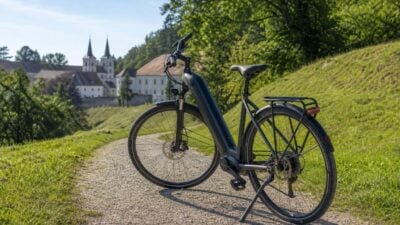 Pkw erfasst 82-jährige E-Bike-Lenkerin in Moosham
