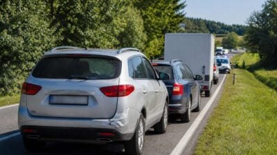 Pkw fährt bei Zwettl auf Anhänger auf – Beifahrerin verletzt